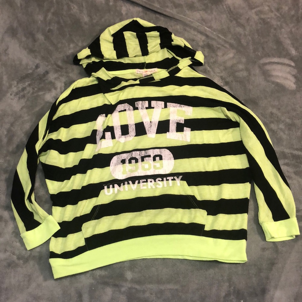 Derek Heart Hooded Cropped Shirt
